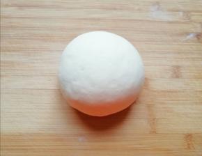 一个小时左右，将发酵好的面团揉光排气。