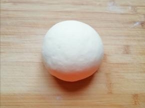 一个小时左右，将发酵好的面团揉光排气。