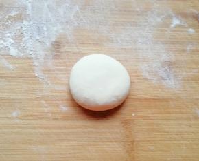 将小剂子压扁。