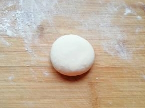 将小剂子压扁。
