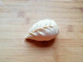 放上足够多的包子馅，包成自己喜欢的形状。