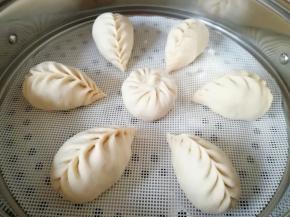 蒸锅内放水，篦子上铺上硅胶垫，放上做好的包子生胚，盖上锅盖二次发酵10分钟左右，凉水上锅，上汽后大火蒸10分钟关火，焖5分钟左右出锅。