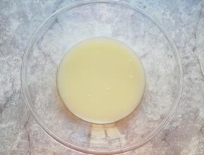 盆里倒温水，加入发酵粉和糖混合均匀。