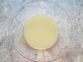 盆里倒温水，加入发酵粉和糖混合均匀。