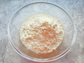 加入中筋面粉，用筷子挑拌成絮状。