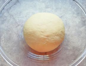 揉成光滑的面团，盖上保鲜膜发酵至两倍大。