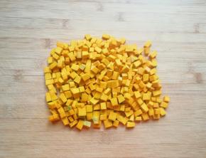 板栗南瓜去皮去瓤，洗干净切成小丁。