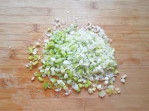 葱洗干净切成葱花。