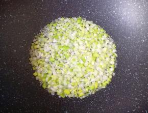 炒锅内倒适量的食用油烧热，下入葱花炒香。