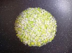 炒锅内倒适量的食用油烧热，下入葱花炒香。