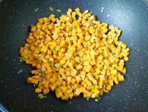 下入南瓜丁翻炒均匀。