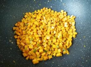 翻炒均匀关火盛出，南瓜包子馅就做好了。