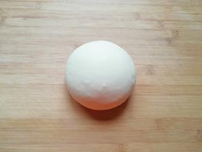 发酵好的面团揉光排气。