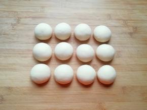 分成大小一致的小剂子揉光滚圆。