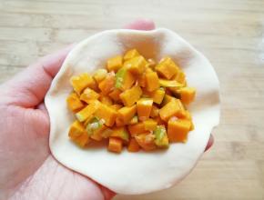 放上足够多的包子馅。