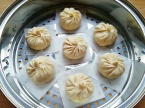 蒸锅内放水，篦子上铺上油纸，放上做好的包子生胚，盖上锅盖二次发酵10分钟左右，凉水上锅，上汽后大火蒸10分钟关火，焖5分钟左右出锅。