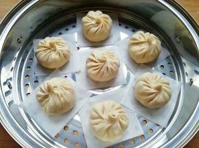 蒸锅内放水，篦子上铺上油纸，放上做好的包子生胚，盖上锅盖二次发酵10分钟左右，凉水上锅，上汽后大火蒸10分钟关火，焖5分钟左右出锅。