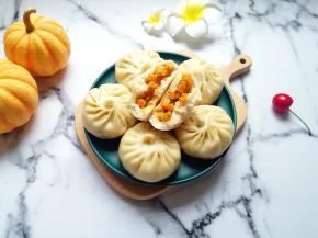 掰开一个，里面的南瓜馅特别诱人。