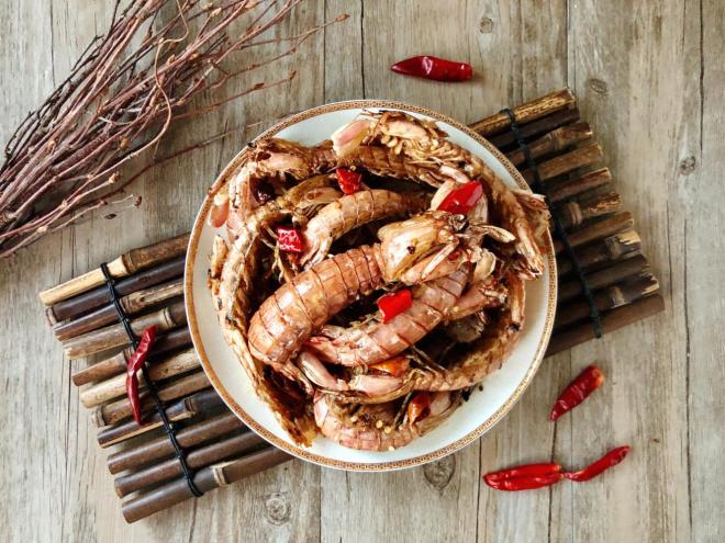 皮皮虾先炸后炒，麻辣鲜香，一次能吃一大盘