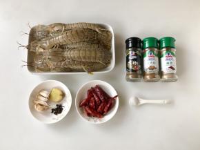 准备好食材，新鲜的皮皮虾一个个用刷子刷干净，然后用厨房纸吸干水份，避免油炸的时候爆油。