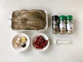 准备好食材，新鲜的皮皮虾一个个用刷子刷干净，然后用厨房纸吸干水份，避免油炸的时候爆油。