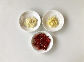 大蒜和生姜分别去皮，切成末，干辣椒却成小段备用。