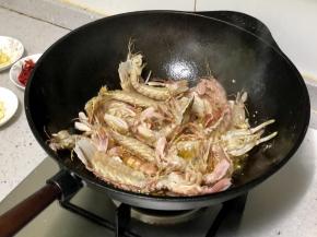 放入皮皮虾，大火炸一分钟左右转中火继续炸，耐心一点哈，炸至金黄，表皮有酥脆的感觉的时候就可以出锅。