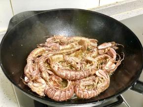 再次大火烧开油，放入皮皮虾复炸一次，这样就会有外酥里嫩的口感哦！