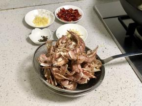 炸好的皮皮虾捞出来沥干油。