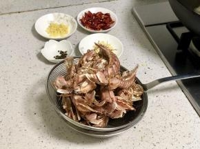 炸好的皮皮虾捞出来沥干油。