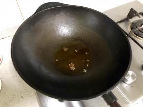 油锅去除残渣，清洗干净，重新加入少许油，放入花椒爆香。