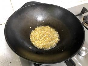 倒入切好的生姜大蒜末，蒜末可用小火炸的干一点，但是不要炸焦哦。