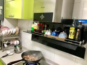 倒入炸好的皮皮虾翻炒。