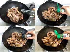 分别加入适量料酒、五香粉、花椒粉、椒盐粉（可多加一些），快速翻炒均匀。