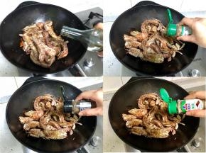 分别加入适量料酒、五香粉、花椒粉、椒盐粉（可多加一些），快速翻炒均匀。