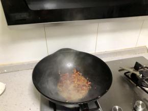 加入干辣椒段（一般这种情况下辣椒下锅之前先用水冲一下，因为这样处理过之后就不容易糊），这个步骤会产生大量的油烟，有了布克新一代拦截式油烟机就不用担心被油烟呛到，看着油烟嗖嗖的被吸进抽油烟机里，油烟被拦截在脸部以下，不用担心油烟伤害我的皮肤而加速衰老啦。