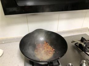 加入干辣椒段（一般这种情况下辣椒下锅之前先用水冲一下，因为这样处理过之后就不容易糊），这个步骤会产生大量的油烟，有了布克新一代拦截式油烟机就不用担心被油烟呛到，看着油烟嗖嗖的被吸进抽油烟机里，油烟被拦截在脸部以下，不用担心油烟伤害我的皮肤而加速衰老啦。
