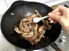 最后加入适量盐调味，炒匀后即可出锅。