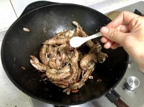最后加入适量盐调味，炒匀后即可出锅。