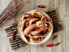 装盘，诱人的麻辣香味，让我忍不住要吃上一只啦！