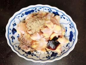 鸡脆骨冲洗干净，沥干水分(或者用厨房纸巾吸干水分)放在碗中加入孜然粉1小勺孜然粒1小勺辣椒粉1小勺生抽1小勺蚝油1小勺（我用5cc的小勺也就是5克）