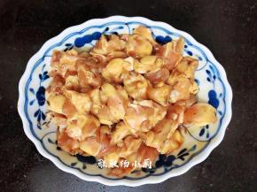 接着搅拌均匀，用保鲜膜封好，放进冰箱冷藏腌制半小时，（我是放在冰箱隔夜的）这样能使鸡脆骨更入味，也大大地节省了不少时间