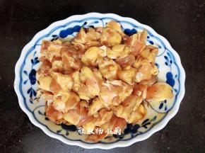 接着搅拌均匀，用保鲜膜封好，放进冰箱冷藏腌制半小时，（我是放在冰箱隔夜的）这样能使鸡脆骨更入味，也大大地节省了不少时间