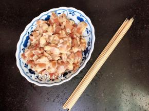 把冷藏好的鸡脆骨拿出来，竹签提前用水浸泡着，泡的目的是烤的时候竹签不会被烤焦了