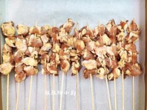 提前预热烤箱上下火200度10分钟烤盘垫上油纸或锡纸，把腌制好的鸡脆骨用竹签串起来，依次串好，摆方在烤盘中