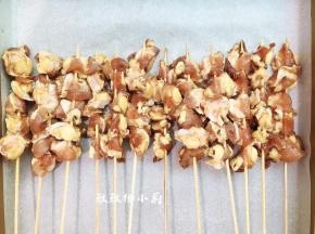 提前预热烤箱上下火200度10分钟烤盘垫上油纸或锡纸，把腌制好的鸡脆骨用竹签串起来，依次串好，摆方在烤盘中