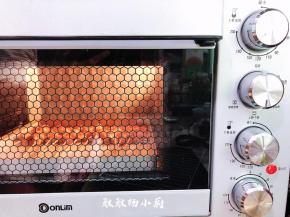 送进烤箱，上下火180度烤8分钟