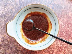 碗中加入少许清水稀释开，备用