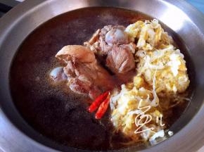 放入酸菜丝和干红辣椒