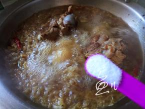 大火煮沸后，转中火煮半小时放盐